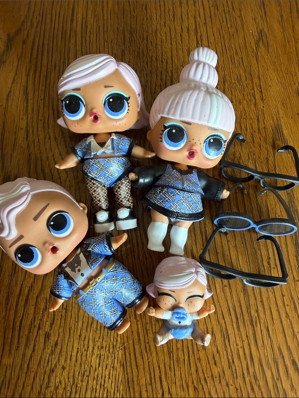 L.O.L. Surprise! Uptown Family Prim, Proper and Preppy 2019 Amazing Surprise